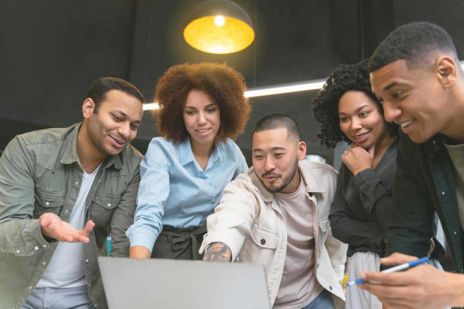 Persona revisando documentos financieros en su escritorio